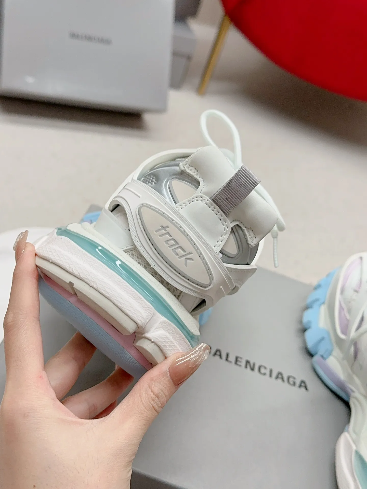 👟👟Ex-factory price 980👟👟 Men's size +10 𝐁𝐚𝐥𝐞𝐧𝐜𝐢𝐚𝐠𝐚|||𝐭𝐫𝐚𝗰𝐤 series 𝟑.𝟎Three generations of sports dad shoes‼ ️ [Top high-end quality from Dongguan Factory] Balenciaga dad shoes ~ super fashionable ~ full and three-dimensional shoes ~ amazing lines ~ very soft and light on the feet ~ super comfortable ~ versatile for commuting ~ can be paired with mid-calf socks, bell bottoms, wide-leg pants, overalls, very high-end ~ very manly and handsome ~ suitable for spring, summer, autumn and winter all year round... ⇢✈ Upper: Exclusive 1:1 original molded custom imported technical fabric mesh + imported cloth + 3M reflective strips [composed of 108 sub-pieces] ⇢✈Inner lining: Breathable mesh ⇢✈Outsole: Exclusive 1:1 original molded PU+TPU+EVA+rubber, a total of 13 sets of grinding tool combinations ⚠️Difference in market currency ~ high-end quality is definitely different ⇢✈𝐒𝐈𝐙𝐄Females: 35, 36, 37, 38, 39, 40 ⇢✈𝐒𝐈𝐙𝐄Men: 39, 40, 41, 42, 43, 44, 45